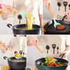 Un ensemble d'ustensiles de cuisine en silicone et en bois utilisés pour cuisiner dans une poêle.