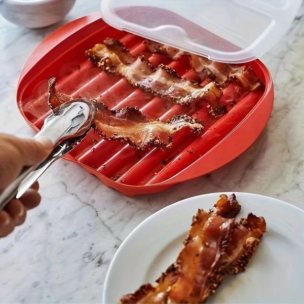 Rotes Mikrowellen-Speck-Eisdispenser mit gebratenem Speck, serviert auf einem weißen Teller.