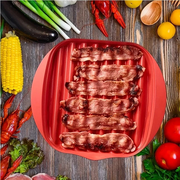 Rotes Silikonblech mit geschnittenem Speck, bereit zum Braten auf Holzoberfläche.
