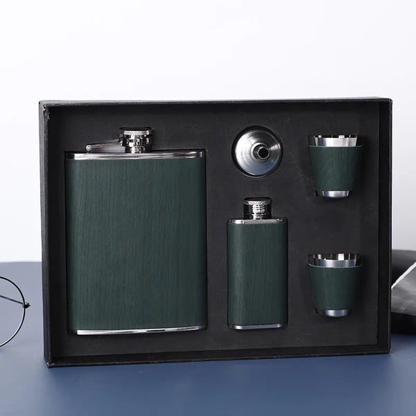 Schwarze Box mit tragbarem Edelstahlflaschenset in grünem Finish und verschiedenen Zubehörteilen.