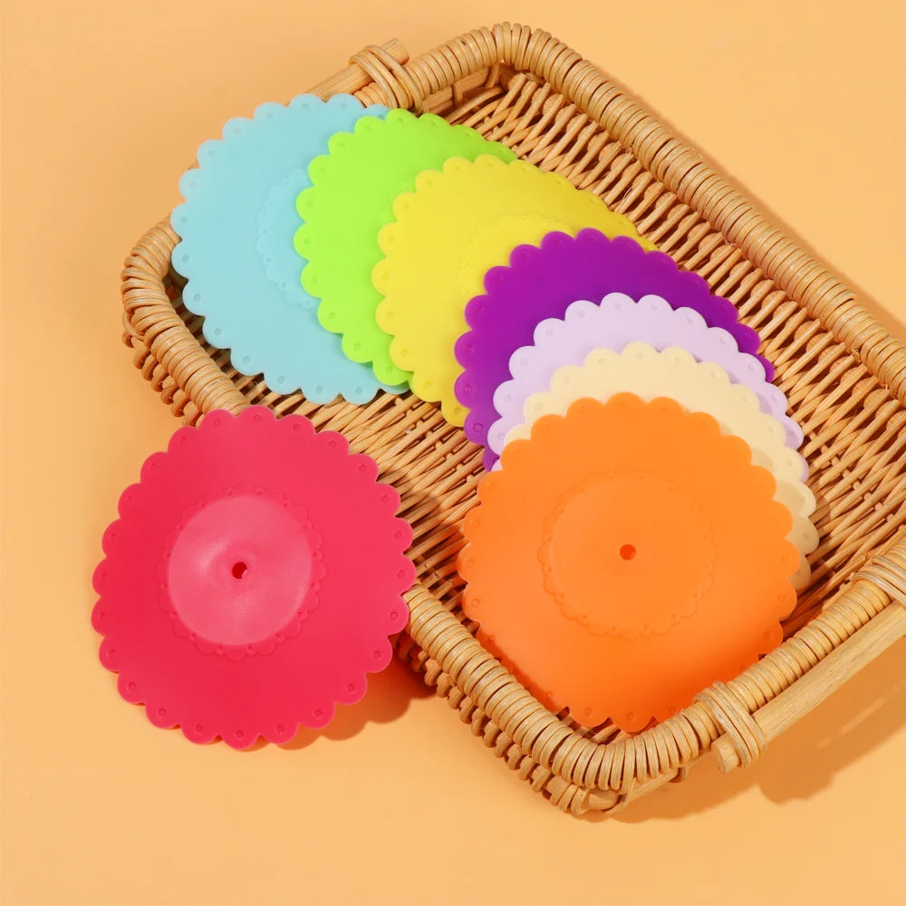 Eine Sammlung farbenfroher silikonversiegelter Deckel in Regenbogenverlauf werden in einem geflochtenen Korb präsentiert.