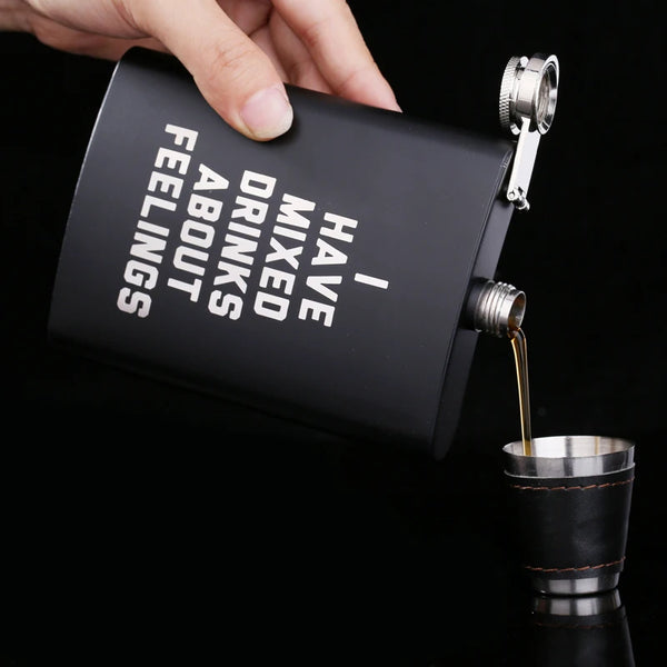 Eine Hand gießt bernsteinfarbene Flüssigkeit aus einer schwarz lasergravierten Edelstahlflasche in eine Metalldose.
