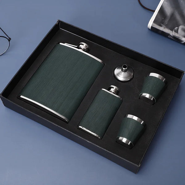 Schwarze Box mit einem tragbaren Edelstahlflaschenset aus mehreren zylindrischen Flaschen und Deckel.