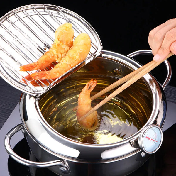 Eine Hand hält Chopsticks über eine Edelstahlpfanne mit Deckel, die frisierte Garnelen enthält.