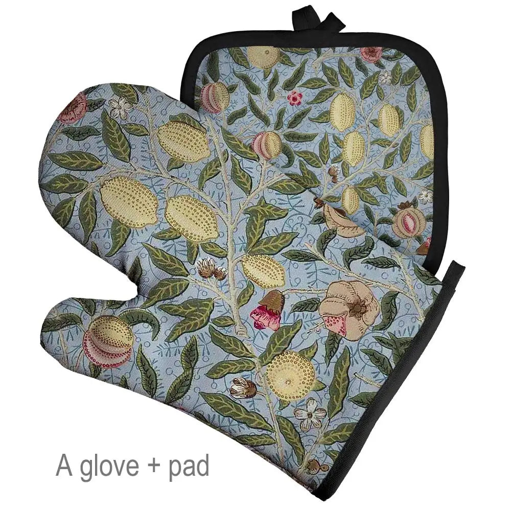 Ein Handschuh und Pad mit blau-floralem Muster auf schwarzem Stoff.