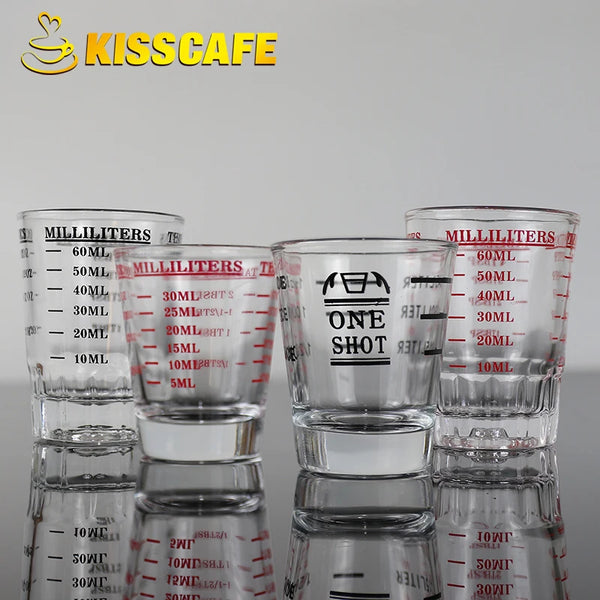 Eine Sammlung klarer Glasmessbecher mit verschiedenen Volumenmarkierungen wird auf einer reflektierenden Oberfläche präsentie