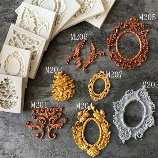 Eine Sammlung von Silikon-Fondant-Keksmustern in verschiedenen Gold-, Silber- und Weißtönen.