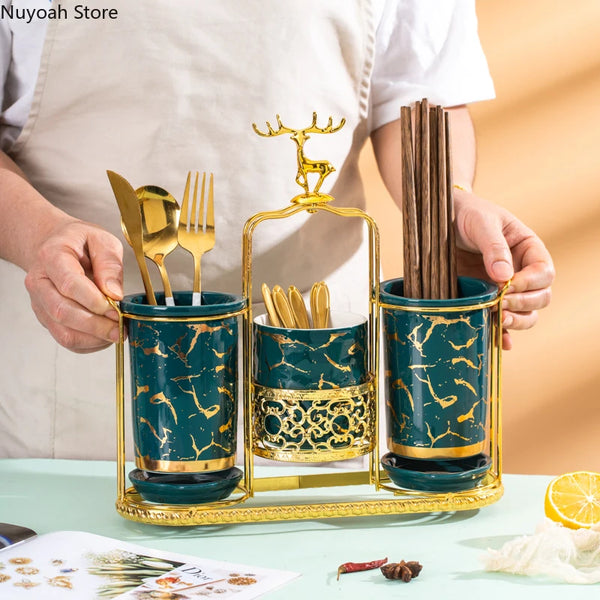 Goldener Hirsch-Stab-Ablagehalter mit goldfarbenen Bambusstäbchen in blaugrünem und goldenem Rahmen.