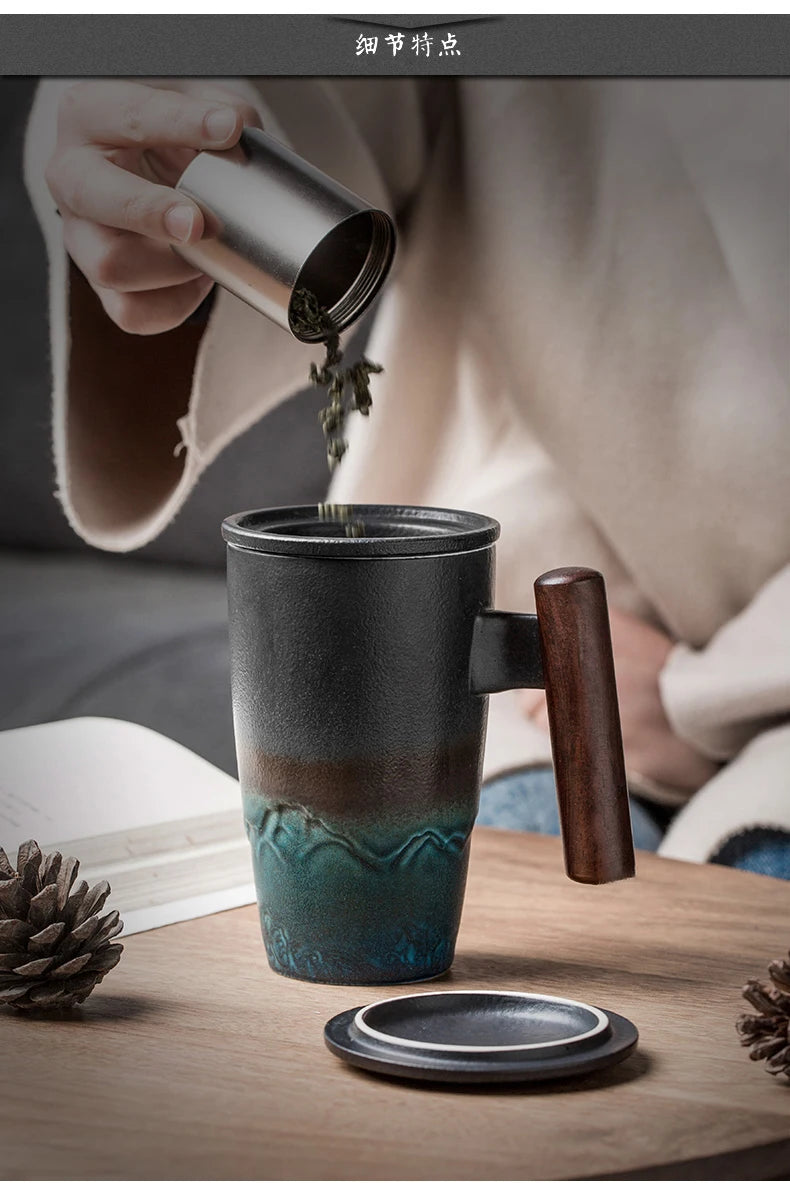 Una mano vierte té de hoja suelta en una taza de cerámica oscura con tapa de madera sobre una mesa de madera.