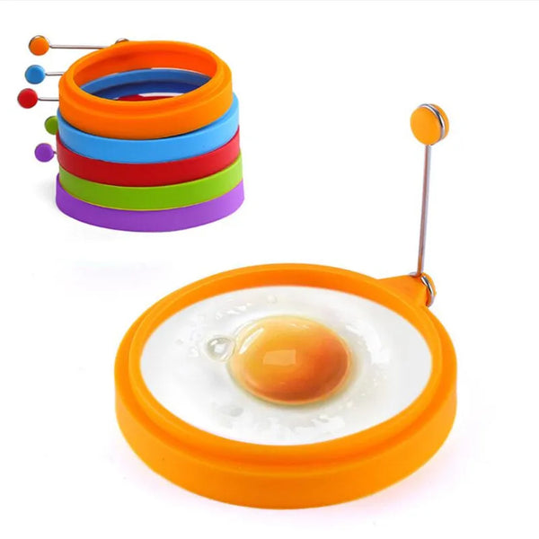 Ein Set bunter Silikonringe zum Kochen oder Formen, einer enthält ein gelbes Ei.