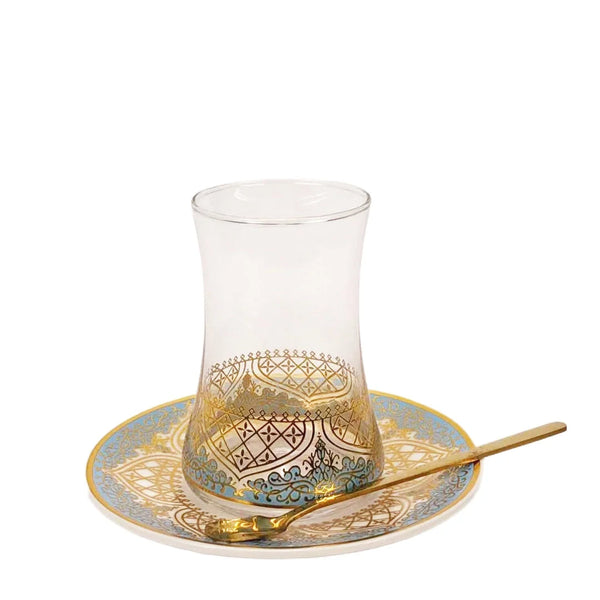 Elegantes türkisches Teeglas-Set mit klarem Glas, Löffel und gold-blauem verzierten Unterteller.