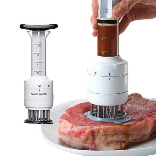 Eine Hand verwendet ein Saucen-Injektorgerät, um rohes Fleisch auf einem Teller zart zu machen und zu würzen.