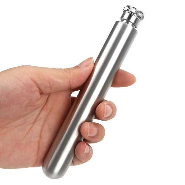 Eine Hand hält eine silberne Edelstahlflasche.