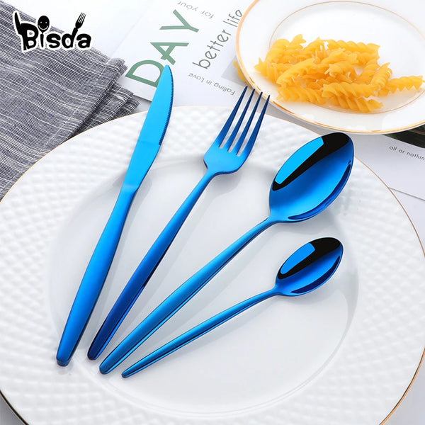 Ein elegantes Set aus blauem Edelstahlbesteck mit Messer, Gabeln und Löffeln auf einer weißen Platte.
