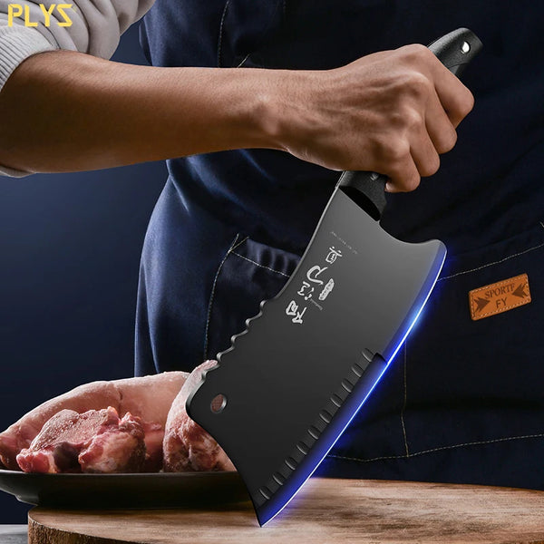 Eine Hand hält ein blauleuchtendes Edelstahl-Messer über einem Schneidebrett mit rohem Fleisch.