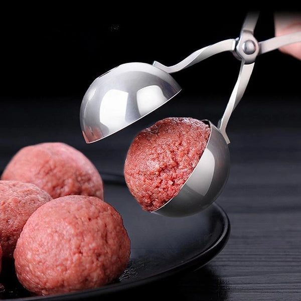 Edelstahl-Formwerkzeug zum Formen von Fleischbällchen und Reiskugeln, das eine rosa Fleischbällchen von einer schwarzen Platt