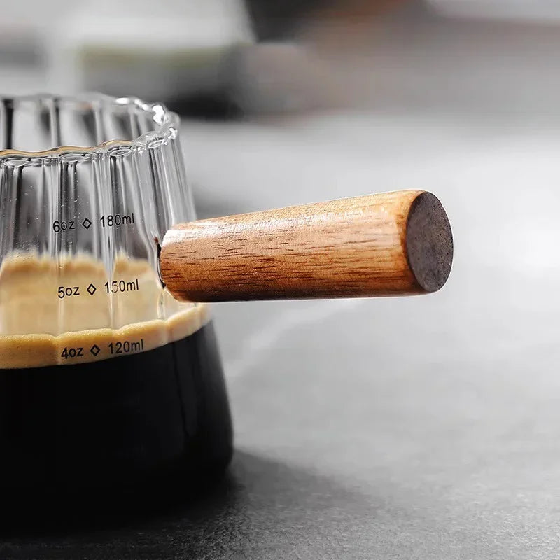 Taza medidora de espresso de vidrio preciso con marcas de volumen y mango de madera