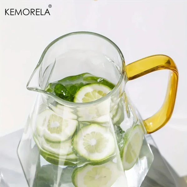 Klares Glasgefäß gefüllt mit geschnittenen Limetten und Minzblättern.