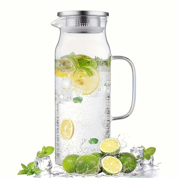 Klares Glaswassergefäß mit Eis und Limettenscheiben, Edelstahldeckel und Henkel.