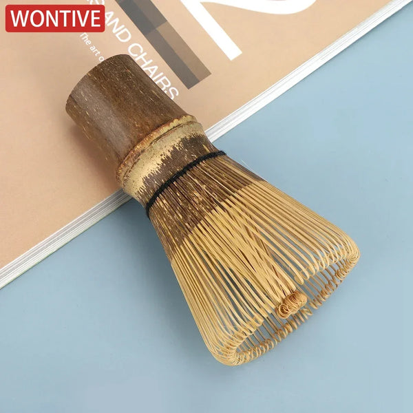 Natur-Bambus-Qiuter zum Zubereiten von Matcha-Tee, gezeigt vor hellem Hintergrund.