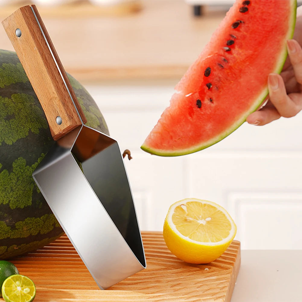 Un économe à watermelon en acier inoxydable à côté d'une tranche de watermelon et d'un citron sur une planche à découper en b