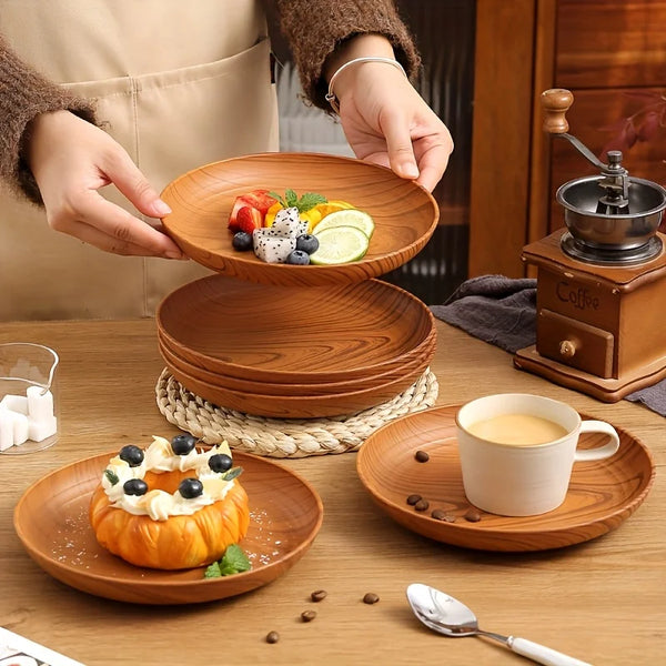 Holztablett-Set mit Kürbis-Dessert und Kaffee auf einem Holztable.