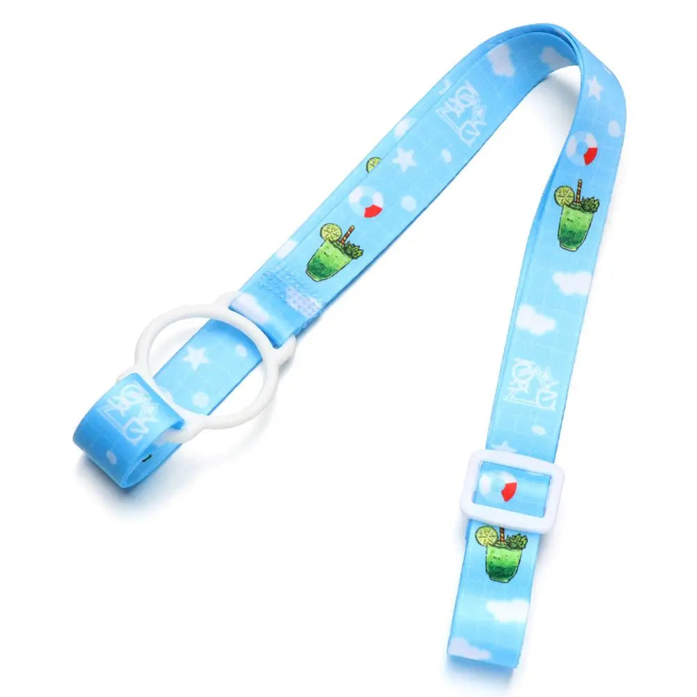 Sangle bleu clair ajustable pour transporter une bouteille d'eau avec de petits motifs de cactus verts