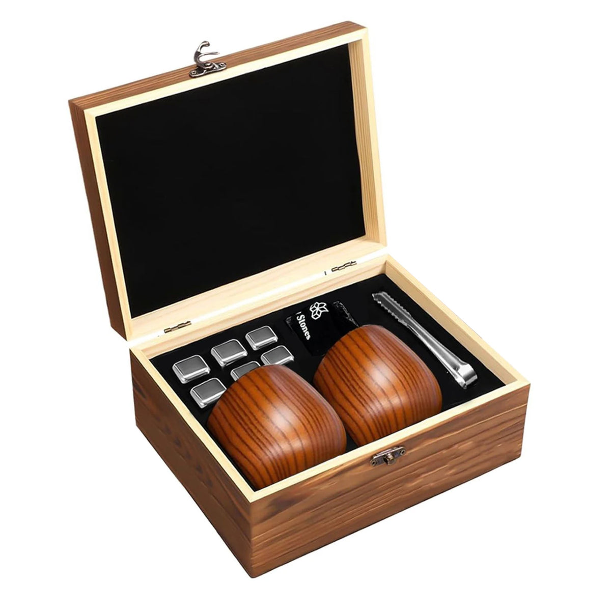 Une boîte en bois contenant un ensemble de verres à whisky et un couvercle ouvert.