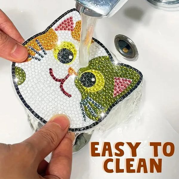 Eine Hand taucht eine Diamantschmuckunterlage zum Reinigen in Wasser, zeigt die Detailgenauigkeit und einfache Reinigung.