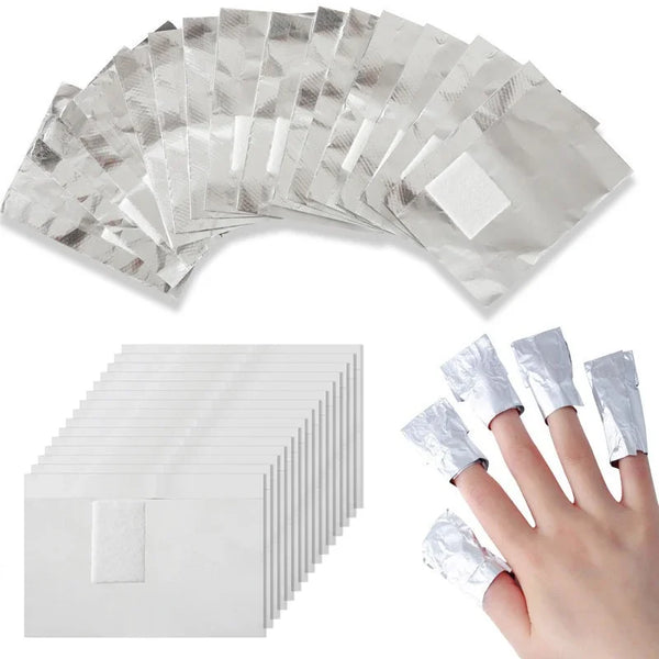 Set silberne Aluminiumfolie-Nägelentfernungsbinden und eine weiße Box mit Folienpad
