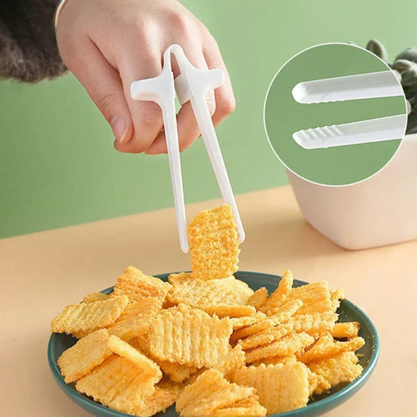 Eine Hand hält weiße Präzisions-Fingerzangen über einen Haufen knuspriger gelber Chips.