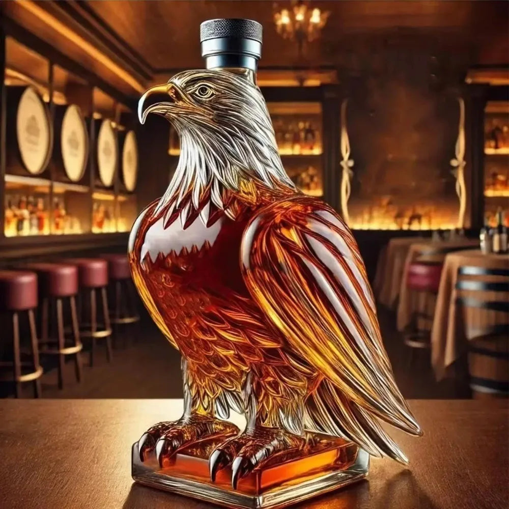 Un pichet en verre en forme d'aigle repose sur une table en bois dans un bar faiblement éclairé.
