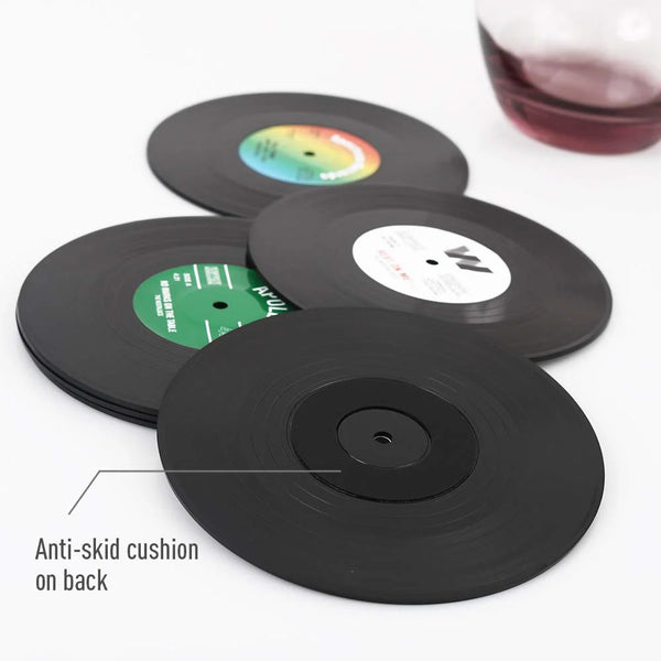 Ein Set aus sechs schwarzen Vinyl-Plattenauflegern mit rutschfesten Polstern auf der Rückseite.
