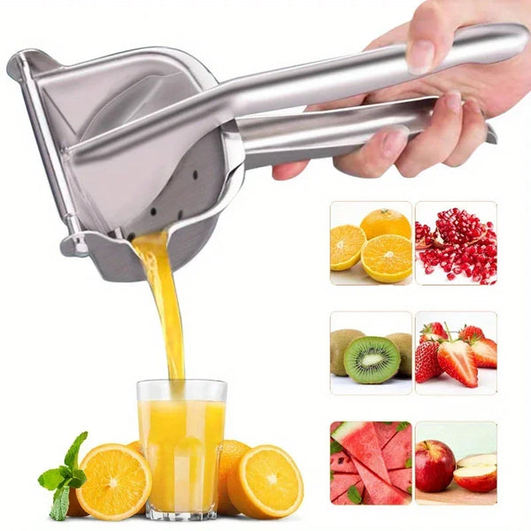 Eine Hand presst Orangensaft aus einem manuellen Zitruspresser in ein Glas, umgeben von frischen Zitrusfrüchten.