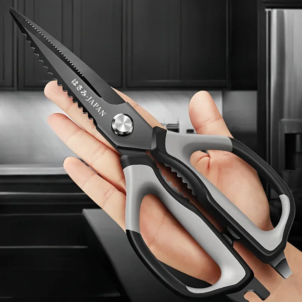 Eine Hand hält eine schwarz-silberne Edelstahl-Multitool-Küchenschere mit japanischer Inschrift.