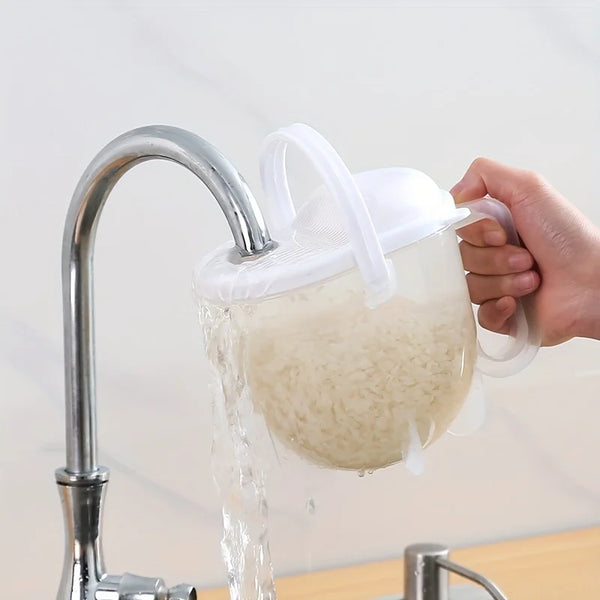 Eine Hand gießt Wasser durch ein tragbares Reiskörner-Sieb, das an einem Küchenhahn befestigt ist.