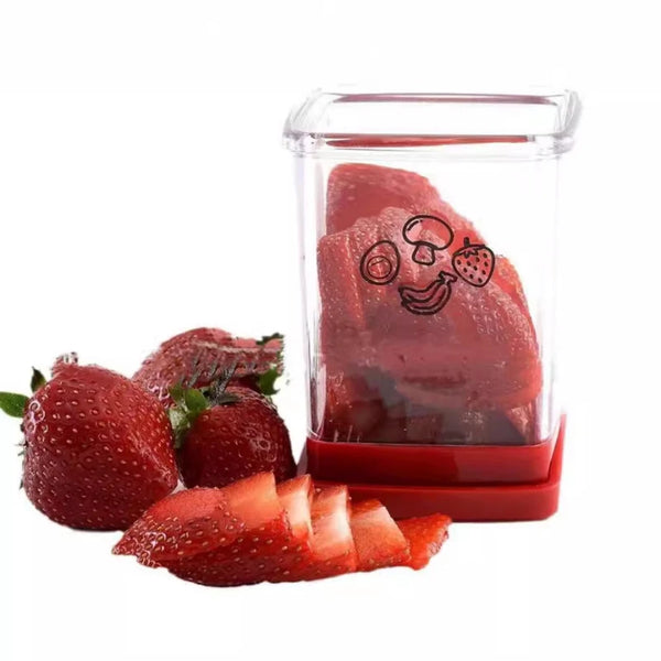 Klares Plastikgefäß mit geschnittenen Erdbeeren und anderen Früchten, auf einer roten Basis.