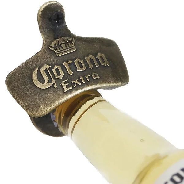 Messing-Flaschenöffner mit Corona Extra-Logo oben, vor weißem Hintergrund.