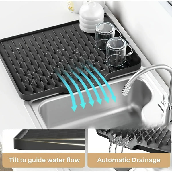 Silikonabflussmatte mit Rillen und automatischem Abflusssystem in einer Küchenspüle.