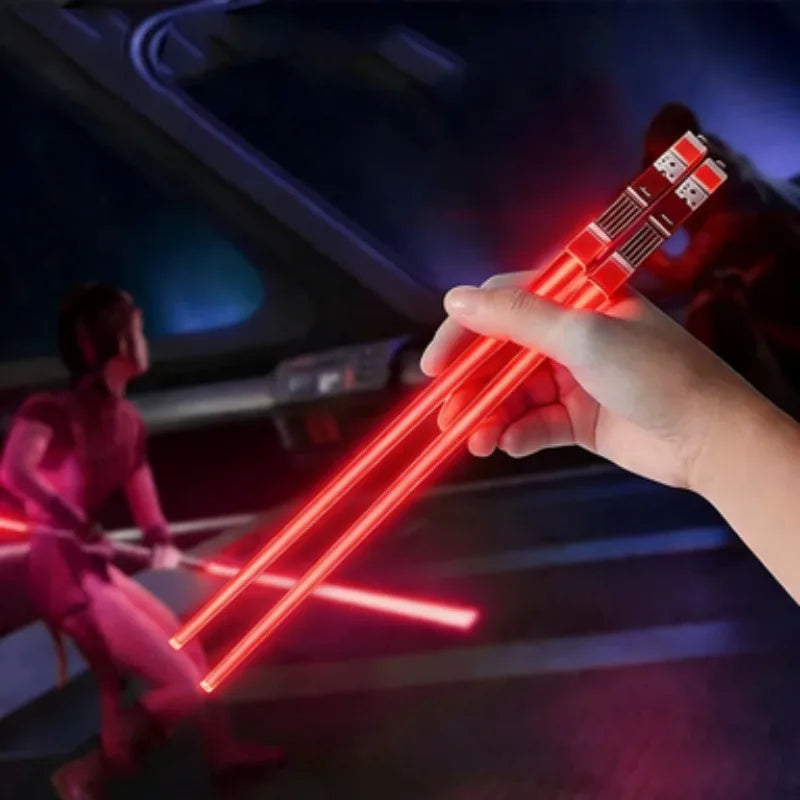 Una mano sostiene un sable de luz rojo brillante, demostrando el uso de palillos de sable de luz LED.
