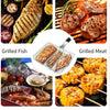 Una colección de alimentos a la parrilla, incluyendo pescado, carne, mariscos y verduras cocinados en una parrilla.