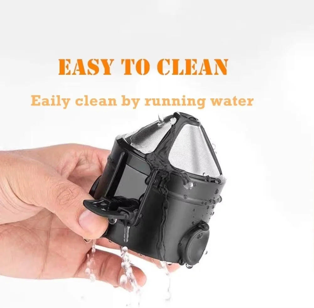 Una mano vierte agua sobre un filtro de café para facilitar la limpieza.