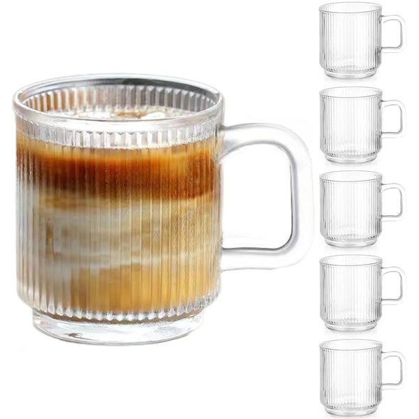 Ein durchsichtiger Glasbecher mit vertikalen Streifen, gezeigt neben mehreren ähnlichen Bechern.