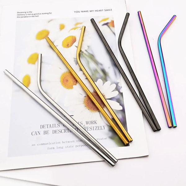 Set wiederverwendbare Metall-Trinkhalme in verschiedenen Farben, darunter Gold, Silber und Pink, auf weißem Hintergrund.