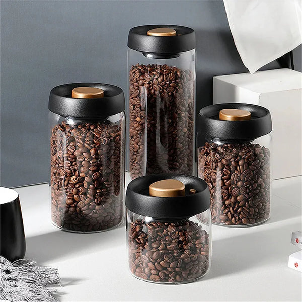 Eine Sammlung vakuumversiegelter Glasgefäße mit gerösteten Kaffeebohnen, präsentiert auf einer weißen Oberfläche.