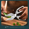 Una mano usa un cortador de hueso profesional de acero inoxidable para cortar un pimiento verde en una tabla de cortar de mad