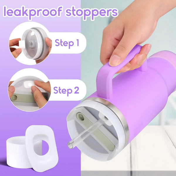 Eine Hand montiert ein dichtendes Set für einen lila Tumbler, wobei zwei Schritte des Prozesses demonstriert werden.