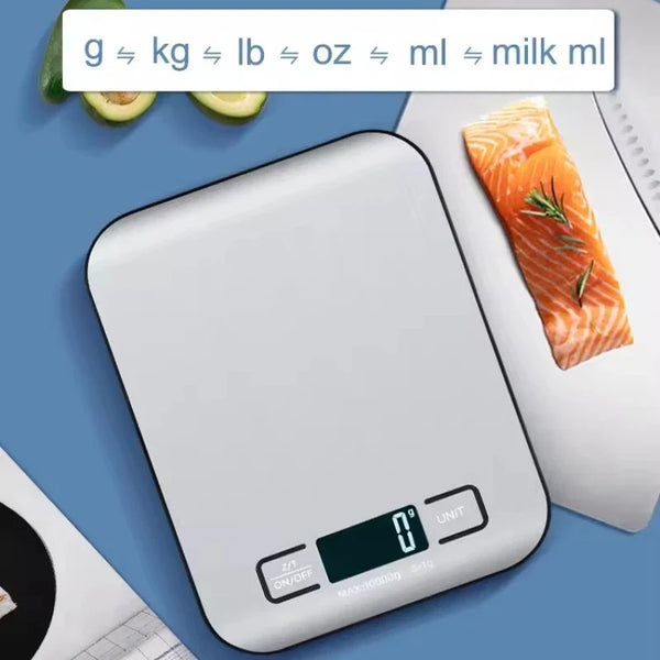 Eine weiße digitale Küchenwaage neben verschiedenen Gewicht- und Flüssigkeitsmesseinheiten.