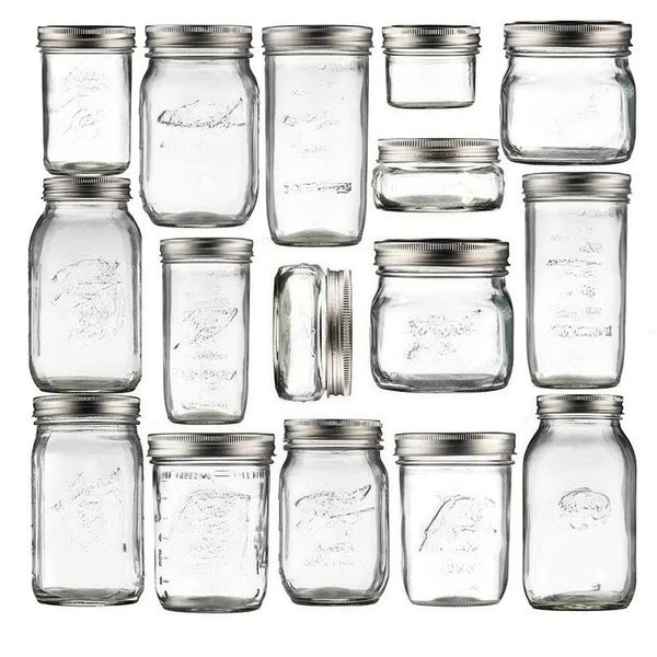 Eine Ansammlung klarer Glas-Mason-Gläser mit Metallverschlüssen in einem Raster.