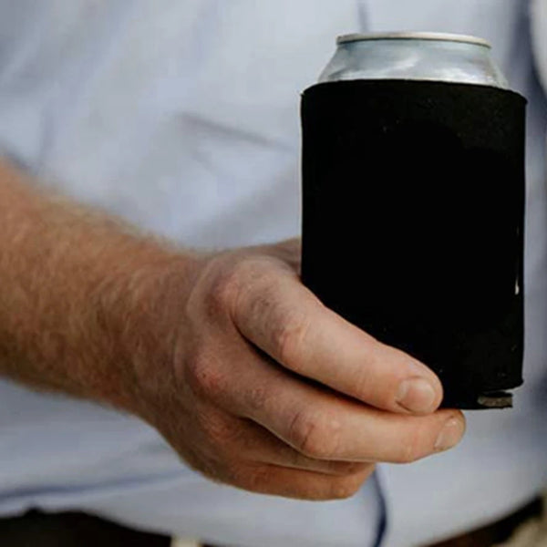 Eine Person hält eine schwarze Aluminium-Getränkedose mit silbernem Deckel.